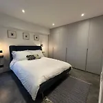 Stylish Two Bedroom House In Kilburn