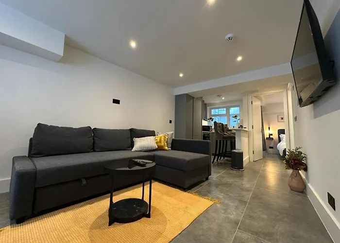 Stylish Two Bedroom House In Kilburn