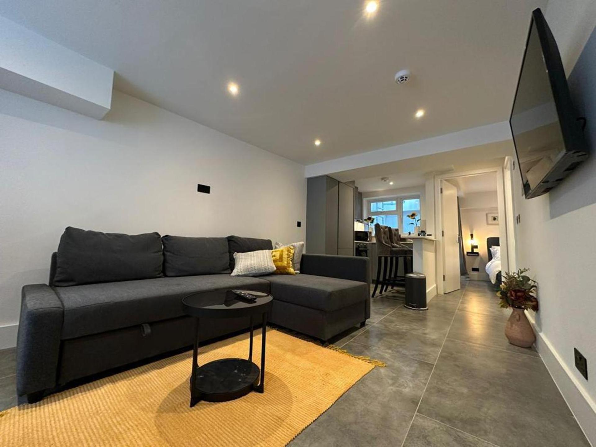 Stylish Two Bedroom House In Kilburn * Londra
